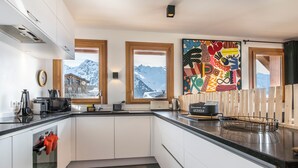 Kaffetrakter/tekoker, kjøleskap, mikrobølgeovn og ovn