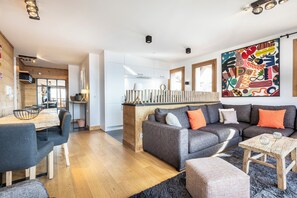 Fernseher, Bücher, Stereoanlage