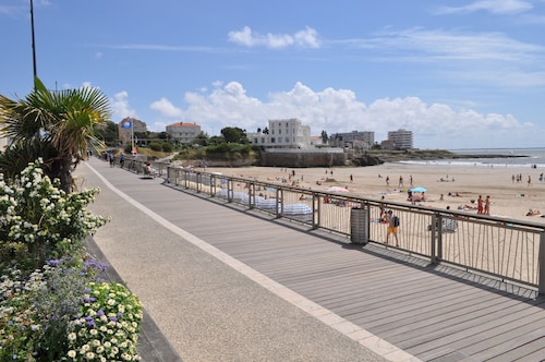 CHARMING 2 ROOMS IN RDJ A VAUX S / MER - PRIVATE POOL - BEACH OF PONTAILLAC (17