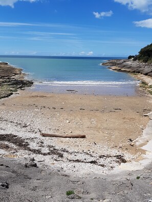 På stranden