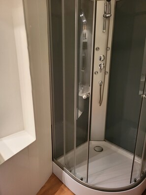Douche, séchoir à cheveux, serviettes fournies, papier de toilette