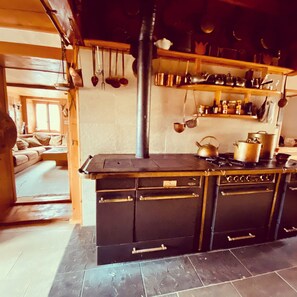 Kjøleskap, ovn, kokeplater og kaffetrakter/tekoker