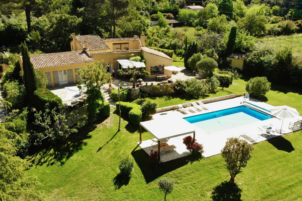 Villa 300m2 4km from Aix, 4 bedrooms, 3 bathrooms, quiet and countryside Heated pool