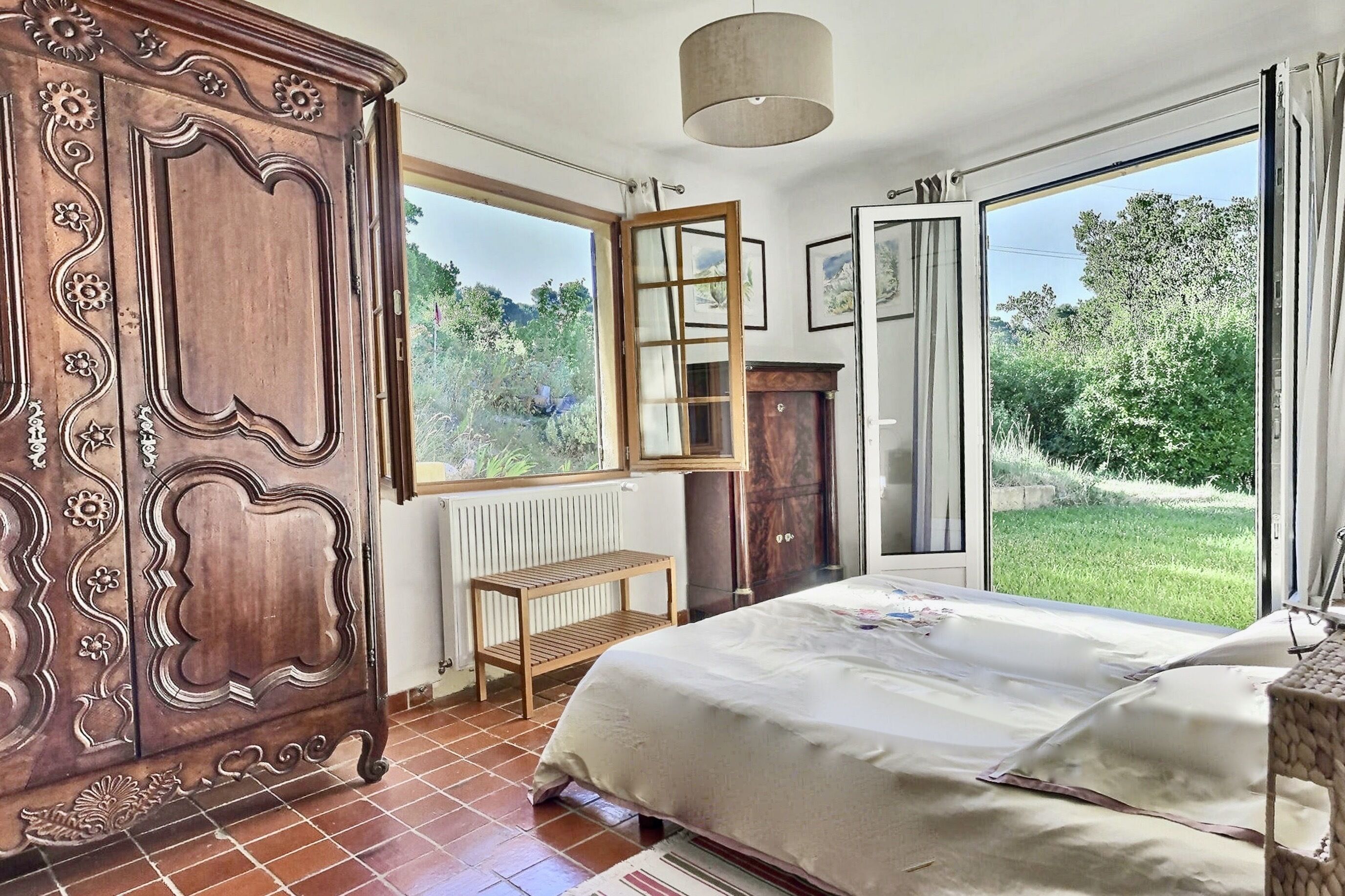 Villa 300m2 4km from Aix, 4 bedrooms, 3 bathrooms, quiet and countryside Heated pool