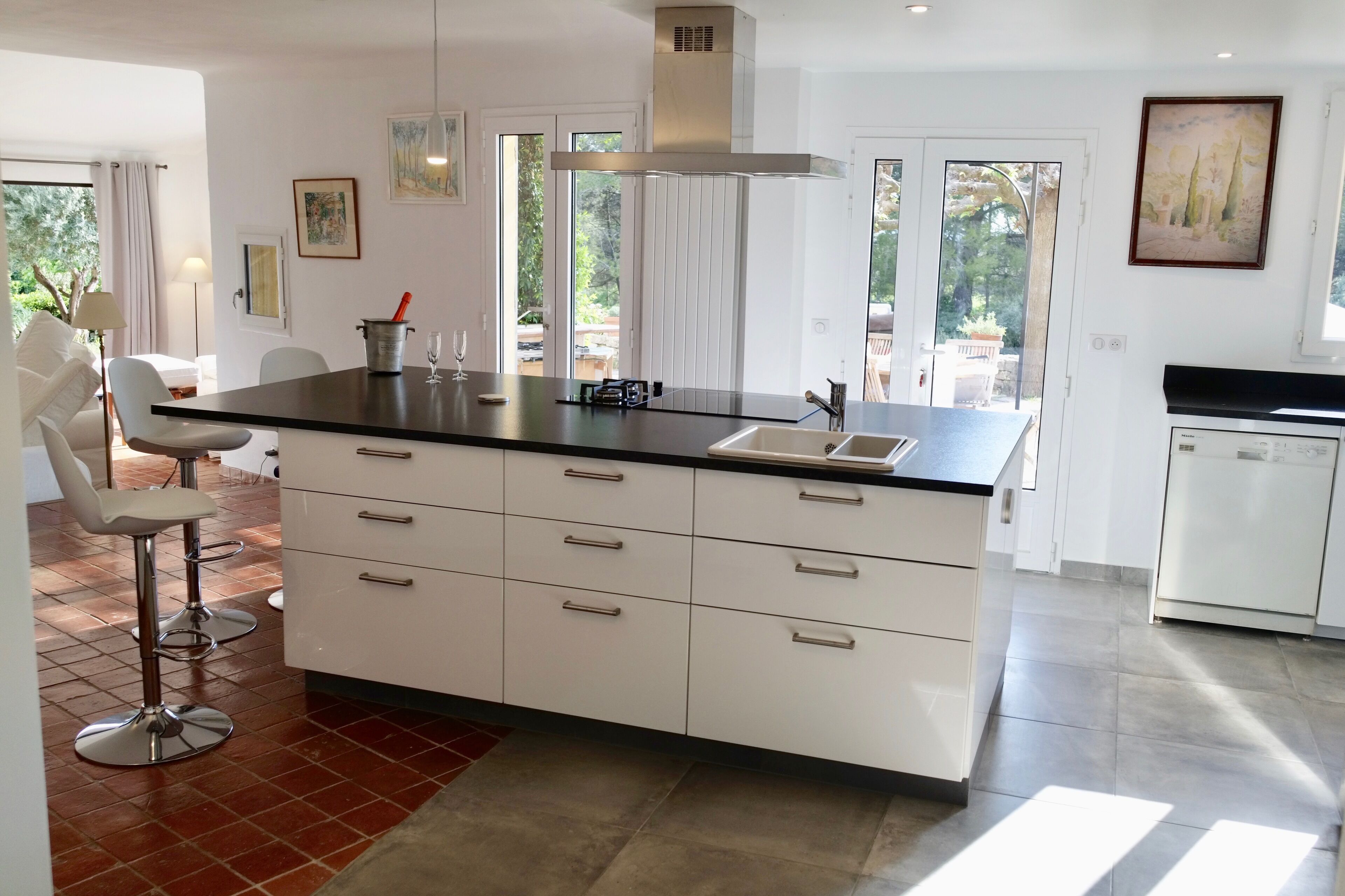 Villa 300m2 4km from Aix, 4 bedrooms, 3 bathrooms, quiet and countryside Heated pool