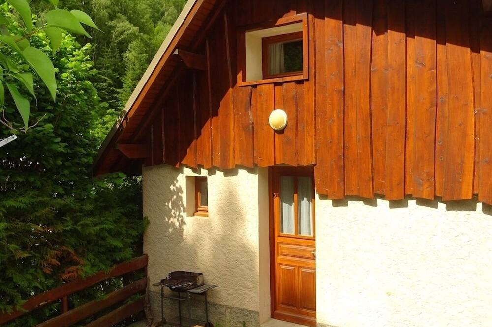 Apartment 4\/6 people, garden, indoor pool and jacuzzi
