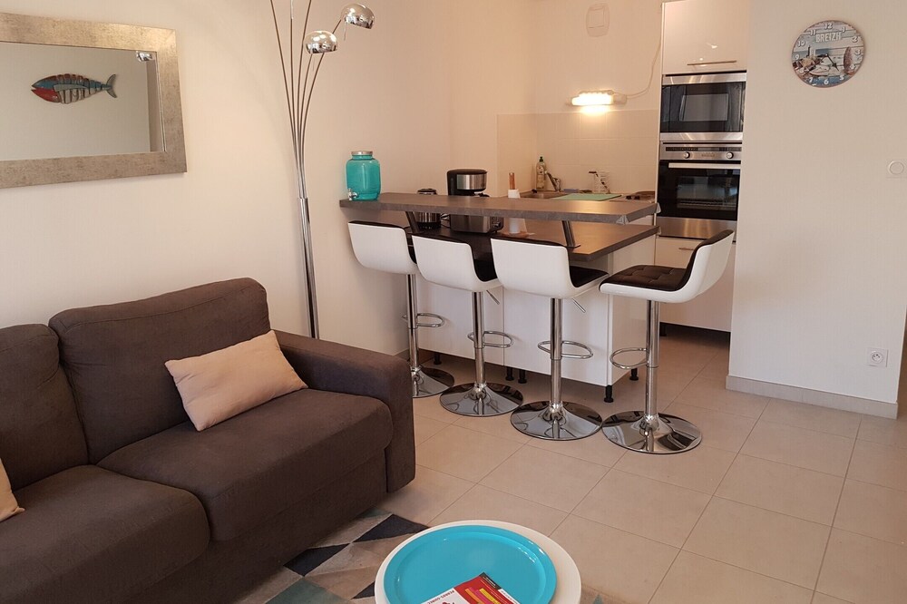 Beautiful south facing apartment in a new residence close to the beach
