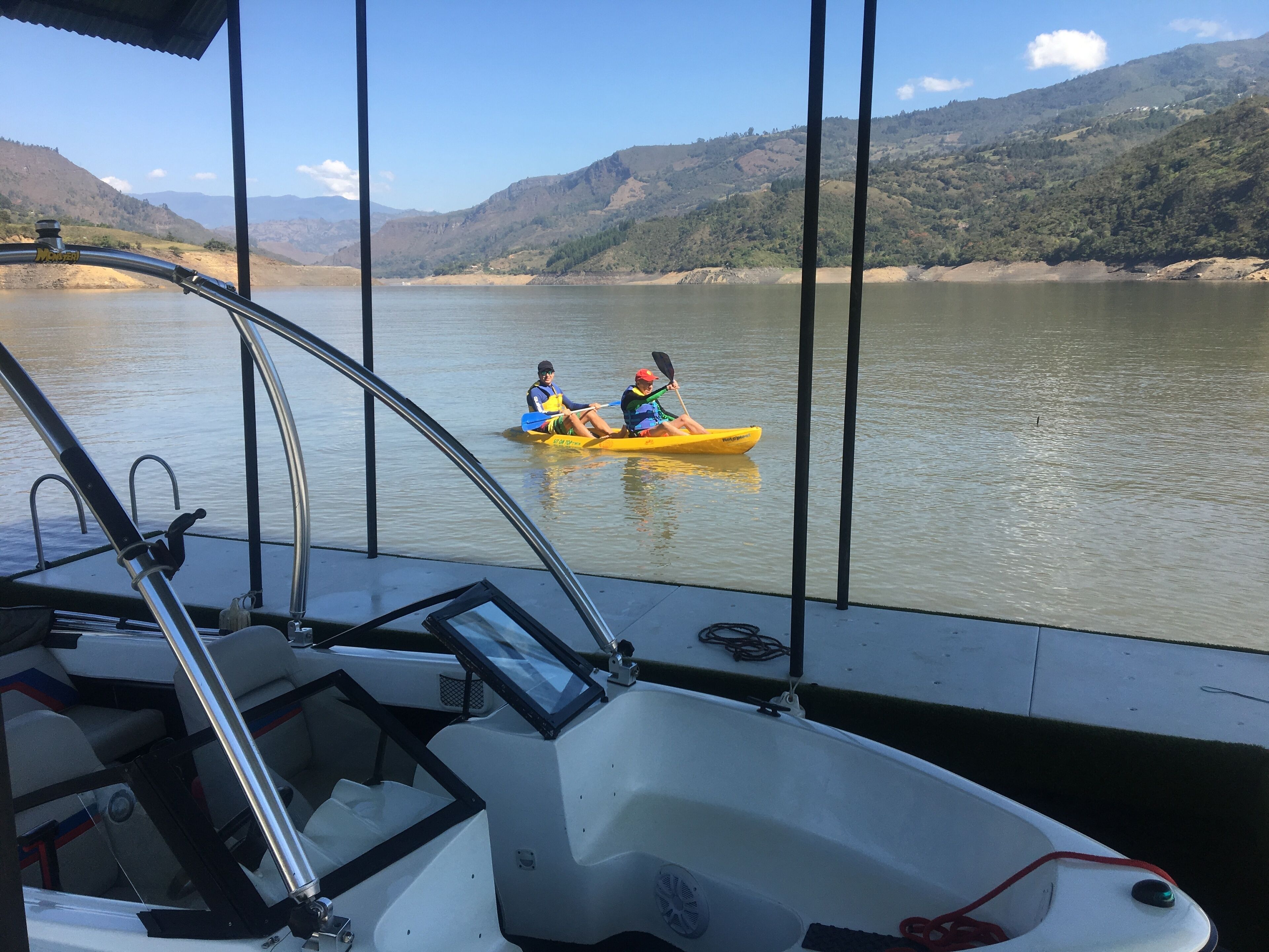 Lake house at 3 hours from Bogota, perfect warm weather