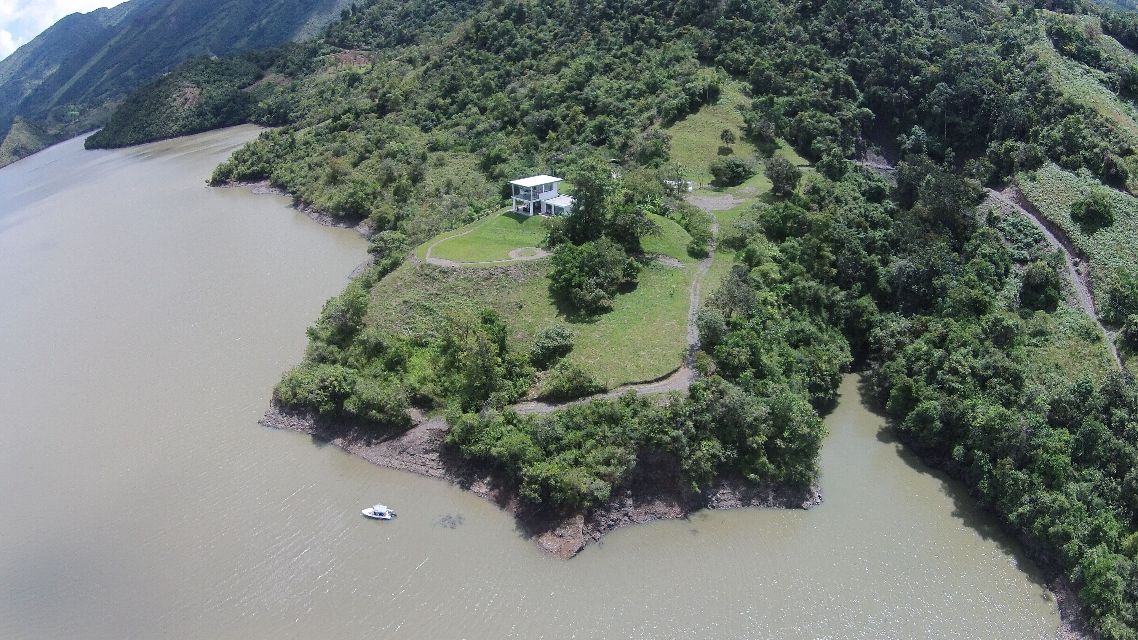 Lake house at 3 hours from Bogota, perfect warm weather