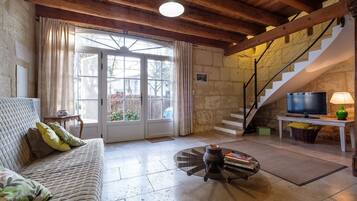 Télévision, table de tennis de table, livres