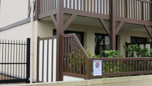 Un immeuble à plusieurs étages doté d’un balcon et d’un panneau indiquant qu’il est interdit de se garer.