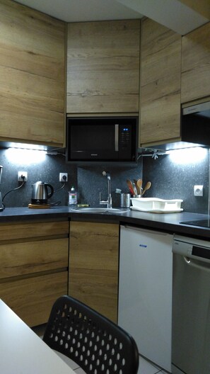 Micro-ondes, four, plaque de cuisson, lave-vaisselle