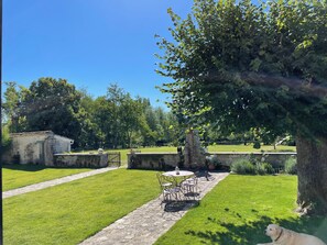 Outdoor dining - Nice studio at the water's edge (Montigny-Sur-Loing)