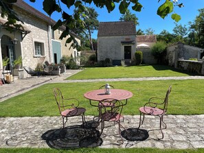 Outdoor dining - Nice studio at the water's edge (Montigny-Sur-Loing)