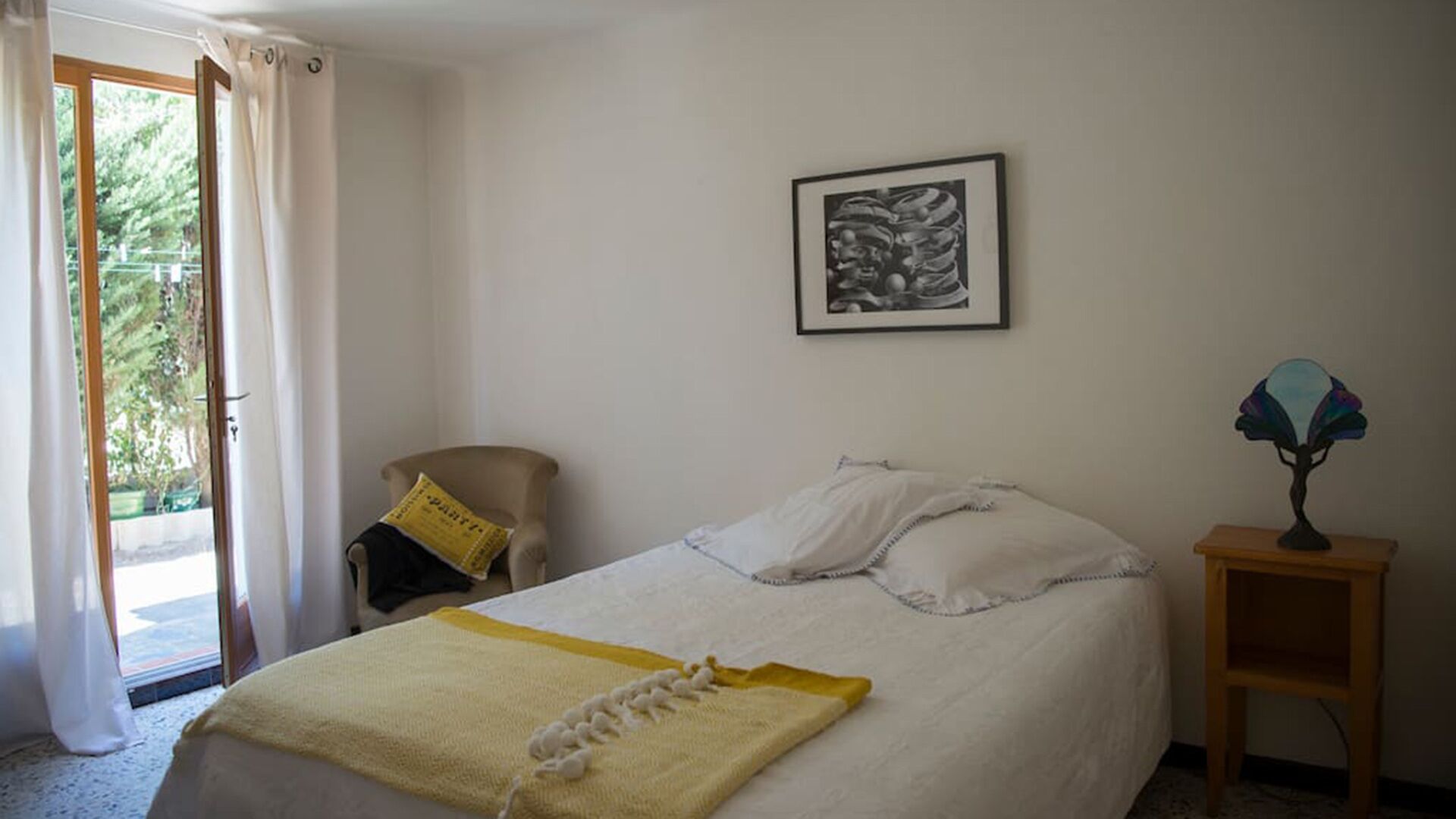 Charming house between sea and mountains.