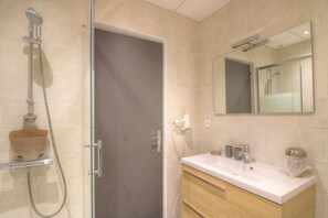Baignoire, sèche-cheveux, serviettes fournies, papier toilette