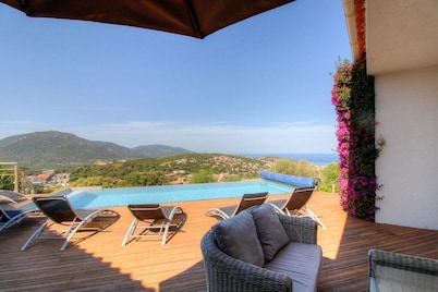 Seaview! Beautiful holiday home with lots of charm