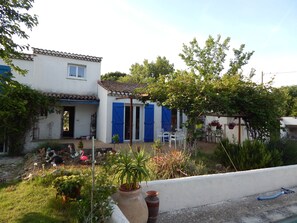 Terrace/patio - Bed and Breakfast Mas du Petit Paradis in ARLES (Arles)