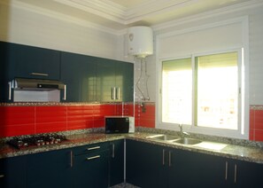 Réfrigérateur, four à micro-ondes, un four, surface de cuisson