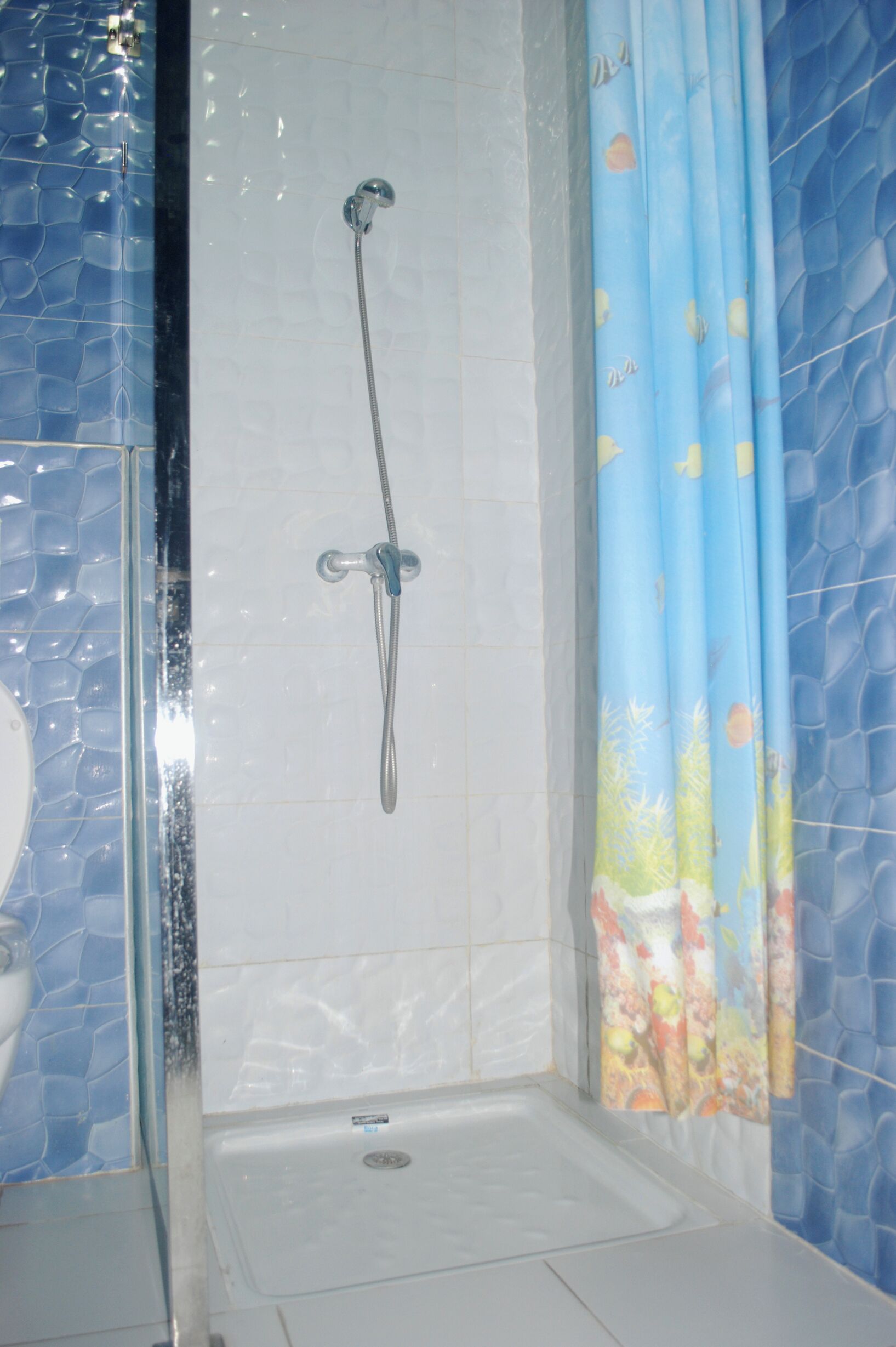 Een douche, een haardroger, handdoeken, zeep