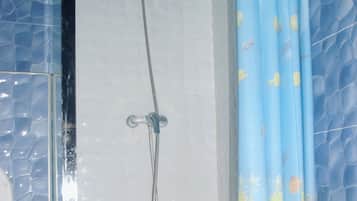 Een douche, een haardroger, handdoeken, zeep