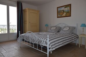 3 bedrooms, iron/ironing board, WiFi, bed sheets