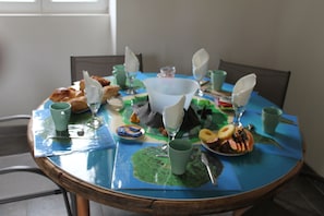 Dining - Studio for 4 people in lively gîte with West Indian delicatessen and activities (Bellechaume)