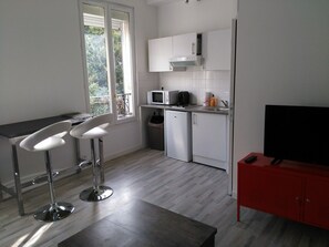 Fridge, microwave, oven, stovetop - Charming Parisian studio! (Paris)