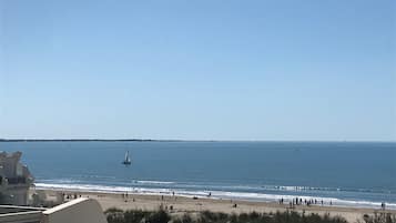 Plage, chaises longues