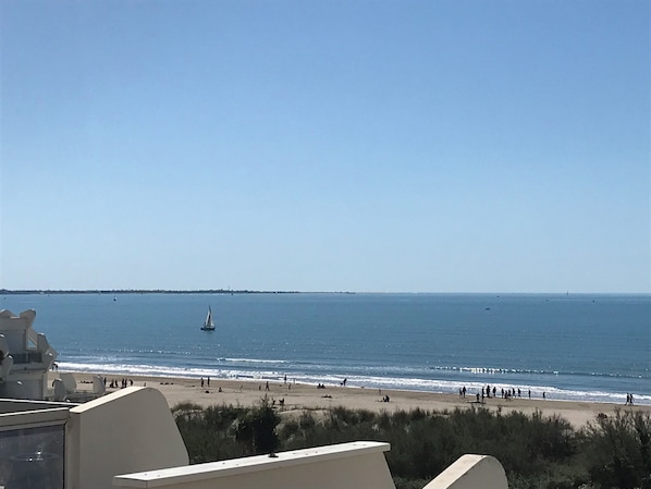 Accommodatie ligt op het strand, ligstoelen