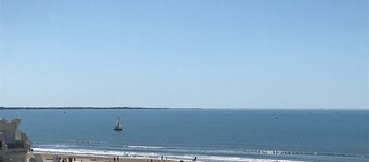 Rare Seafront la Grande Motte 4 people large terrace top floor.