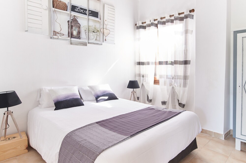Near Pezenas - Cottage sleeps 8 in a vineyard of the 17th