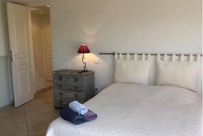 3 habitaciones, tabla de planchar con plancha, wifi y ropa de cama 