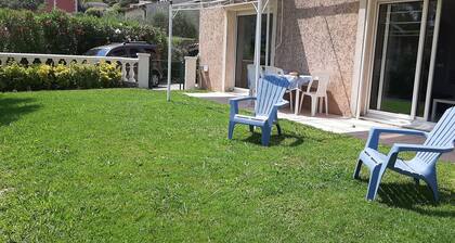 Bel appartement en rez de jardin de villa