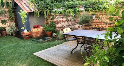 Large house in the city center, garden, garage.