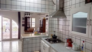 Kjøleskap, mikrobølgeovn, ovn og kaffetrakter/tekoker