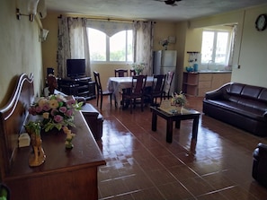 TV, DVD-spiller, bøker og musikkbibliotek