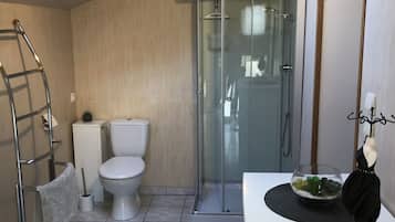 Een douche, een haardroger, handdoeken