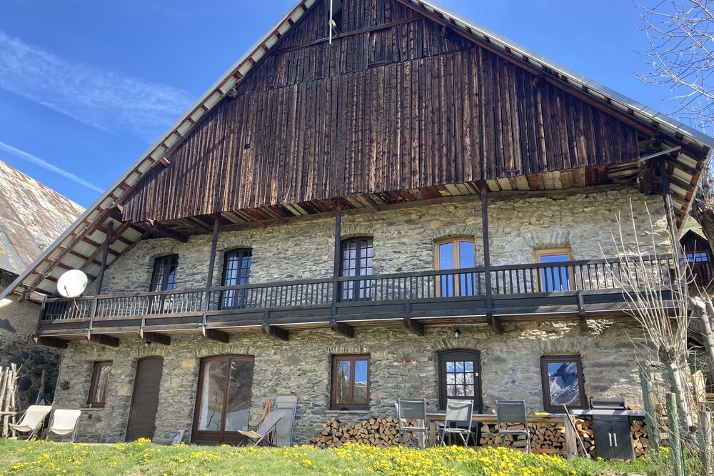 Chalet at 350 from the slopes. Spectacular view. 12 people.