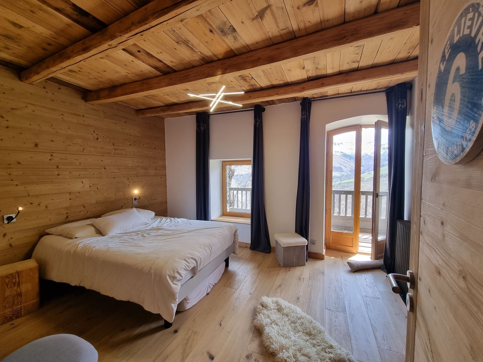 Chalet at 350 from the slopes. Spectacular view. 12 people.