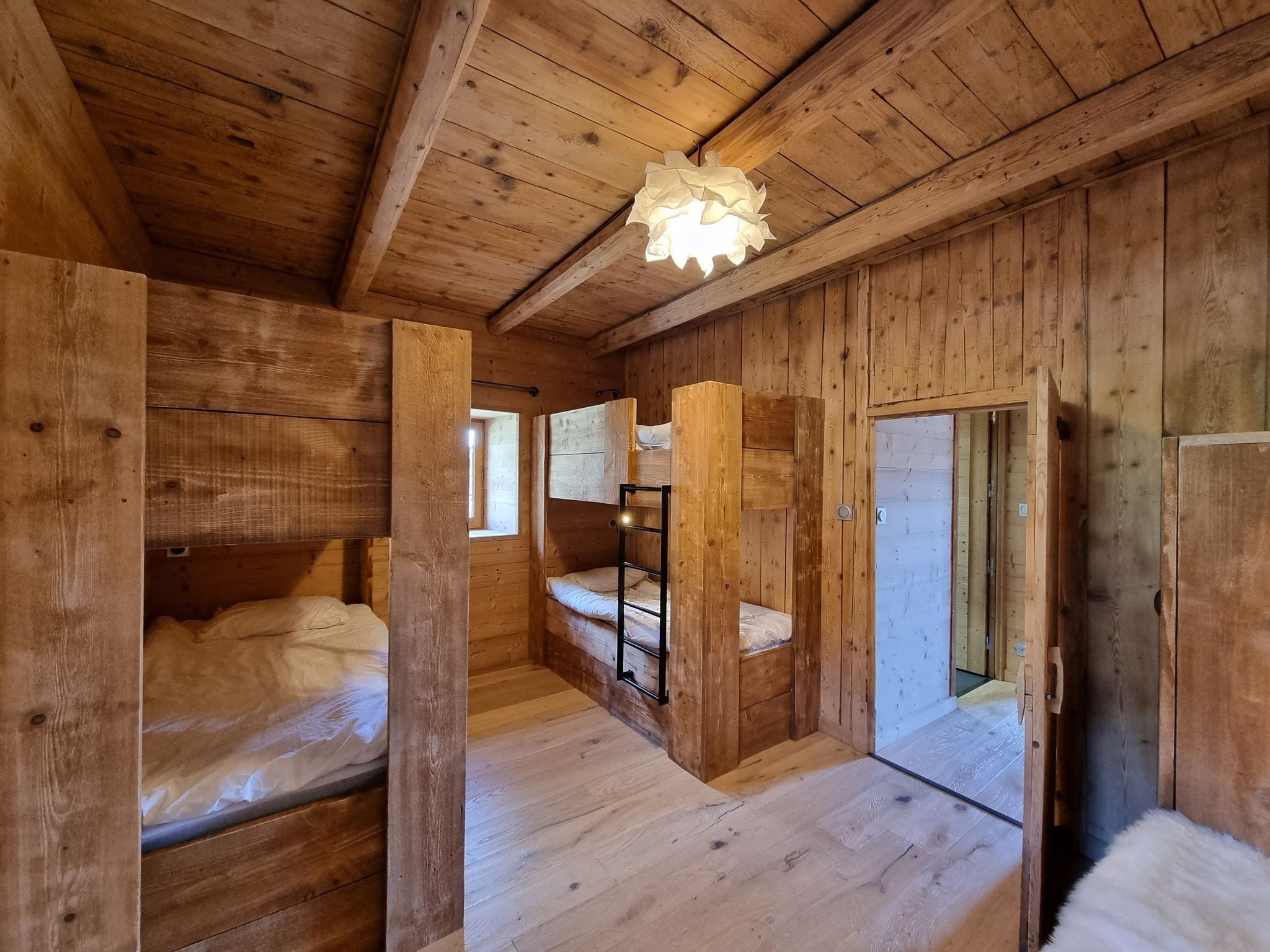 Chalet at 350 from the slopes. Spectacular view. 12 people.