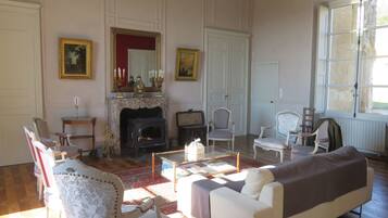 Smart TV, reproductor de DVD, futbolito y tenis de mesa