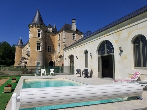 Gîte in the castle - private pool with view - charm, history and nature