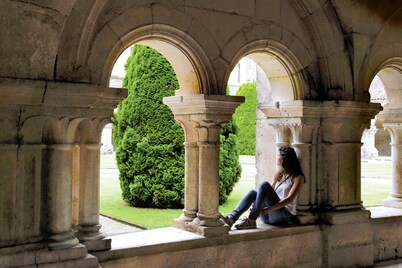 Cerca del castillo del conde de Bussy Rabutin (monumento) Estudio 4 p