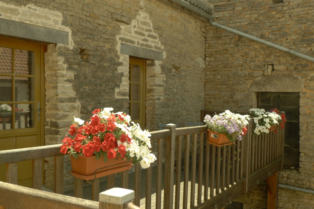 Near the castle of the Count of Bussy Rabutin (historical monument) studio 4 p