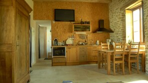 Dining - Near the castle of the Count of Bussy Rabutin (historical monument) studio 4 p (Bussy-Le-Grand)