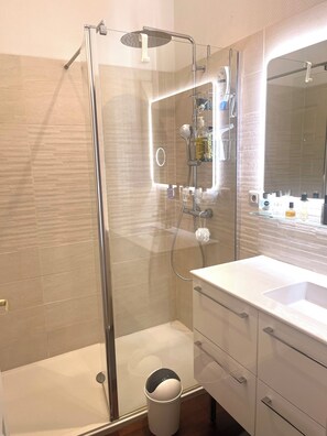 Bathtub, hair dryer