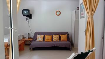 Televisor, biblioteca musical i videoteca