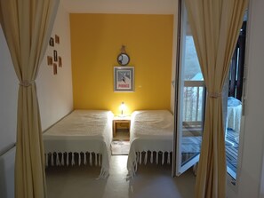 Tabla de planchar con plancha, wifi gratis y ropa de cama