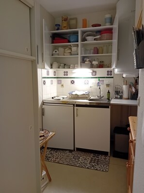 Køleskab, mikrobølgeovn, ovn, kogeplade